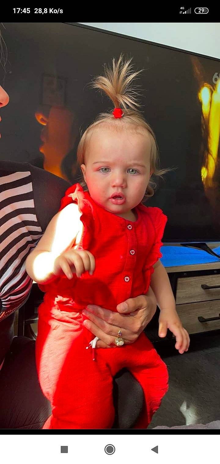 Shelsy participe au concours pour gagner de l'argent avec cette photo : baby, baby_toddler_clothing, blond, child, costume, entertainment, event, fashion_accessory, fashion_design, flooring, fun, hair_accessory, hairstyle, happy, people, person, red, sitting, skin, sleeve