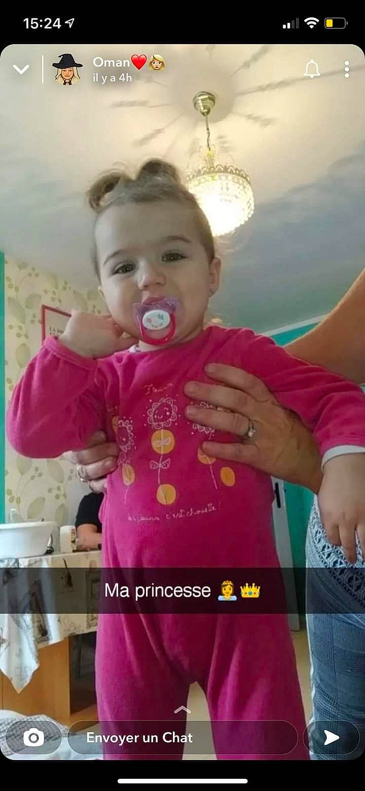 Shelsy participe au concours pour gagner de l'argent avec cette photo : baby, baby_products, baby_toddler_clothing, bracelet, child, event, fun, gesture, happy, jewellery, magenta, neck, person, photo_caption, pink, play, sleeve, smile, t_shirt, toddler