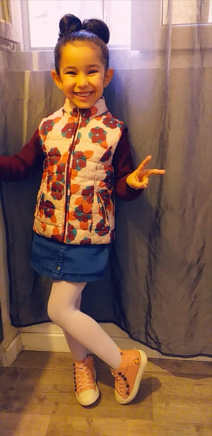 Chama participe au concours pour gagner de l'argent avec cette photo : child, child_model, clothing, denim, fawn, footwear, human_leg, jeans, joint, joy, leg, person, shoe, shoulder, sleeve, thigh, toddler