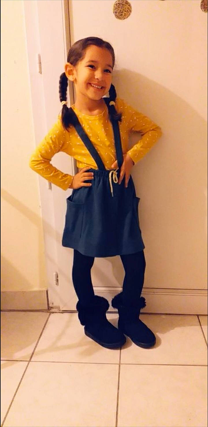 Chama participe au concours pour gagner de l'argent avec cette photo : blazer, blue, child_model, clothing, costume, electric_blue, fashion_accessory, footwear, jeans, joy, knee, leg, leggings, long_hair, outerwear, person, pigtail, shoe, snapshot, thigh