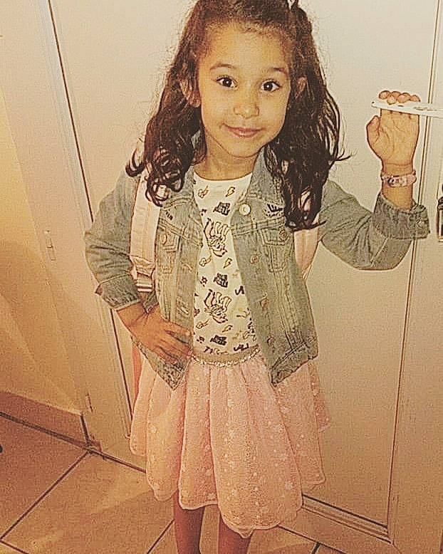 Chama participe au concours pour gagner de l'argent avec cette photo : child, child_model, clothing, dress, face, fashion, hair, hairstyle, head, iris, jacket, joy, long_hair, outerwear, pattern, person, room, skin, sleeve, smile