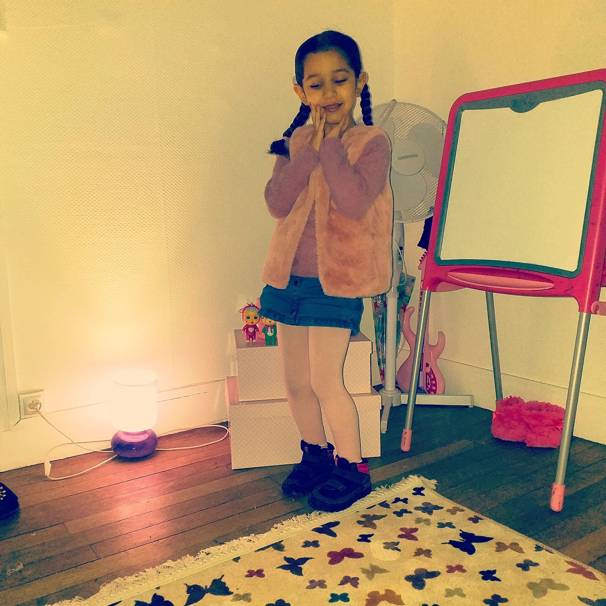 Chama a rejoint le concours — aidez-le/la à gagner de superbes lots ! floor, flooring, joint, joy, leg, person, photography, room, selfie, shoe, shoulder, square, standing, t_shirt, trousers