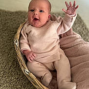 Anna a rejoint le concours — aidez-le/la à gagner de superbes lots ! baby, basket, blanket, carpet, cozy, cute, expression, face, hand, happy, indoors, infant, newborn, person, pink_clothing, portrait, sitting, soft_texture, warm, waving