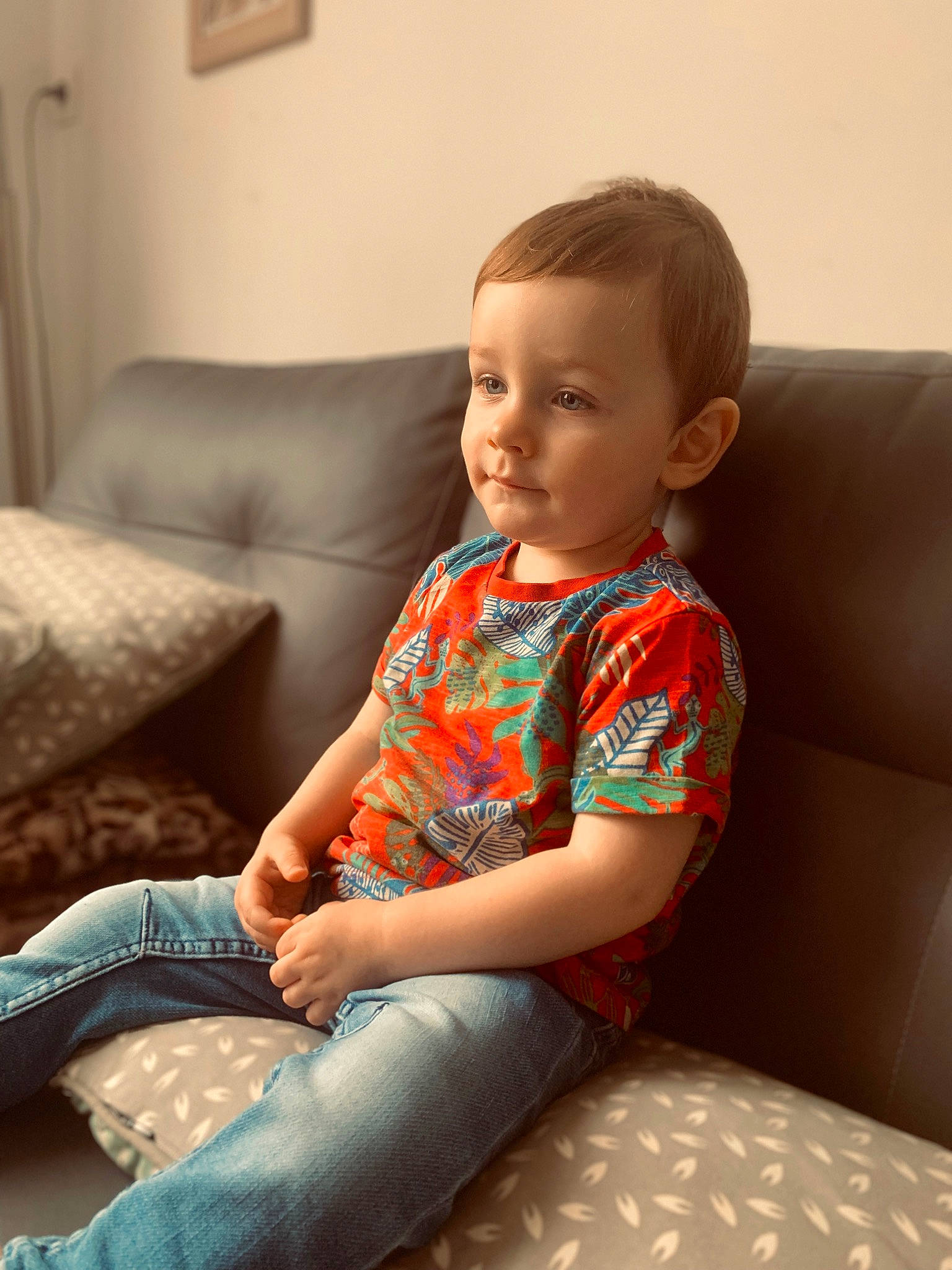 Louis a rejoint le concours — aidez-le/la à gagner de superbes lots ! baby_toddler_clothing, child, comfort, couch, floor, flooring, fun, hairstyle, human_leg, jeans, joint, knee, lap, living_room, neck, person, picture_frame, skin, sleeve, thigh