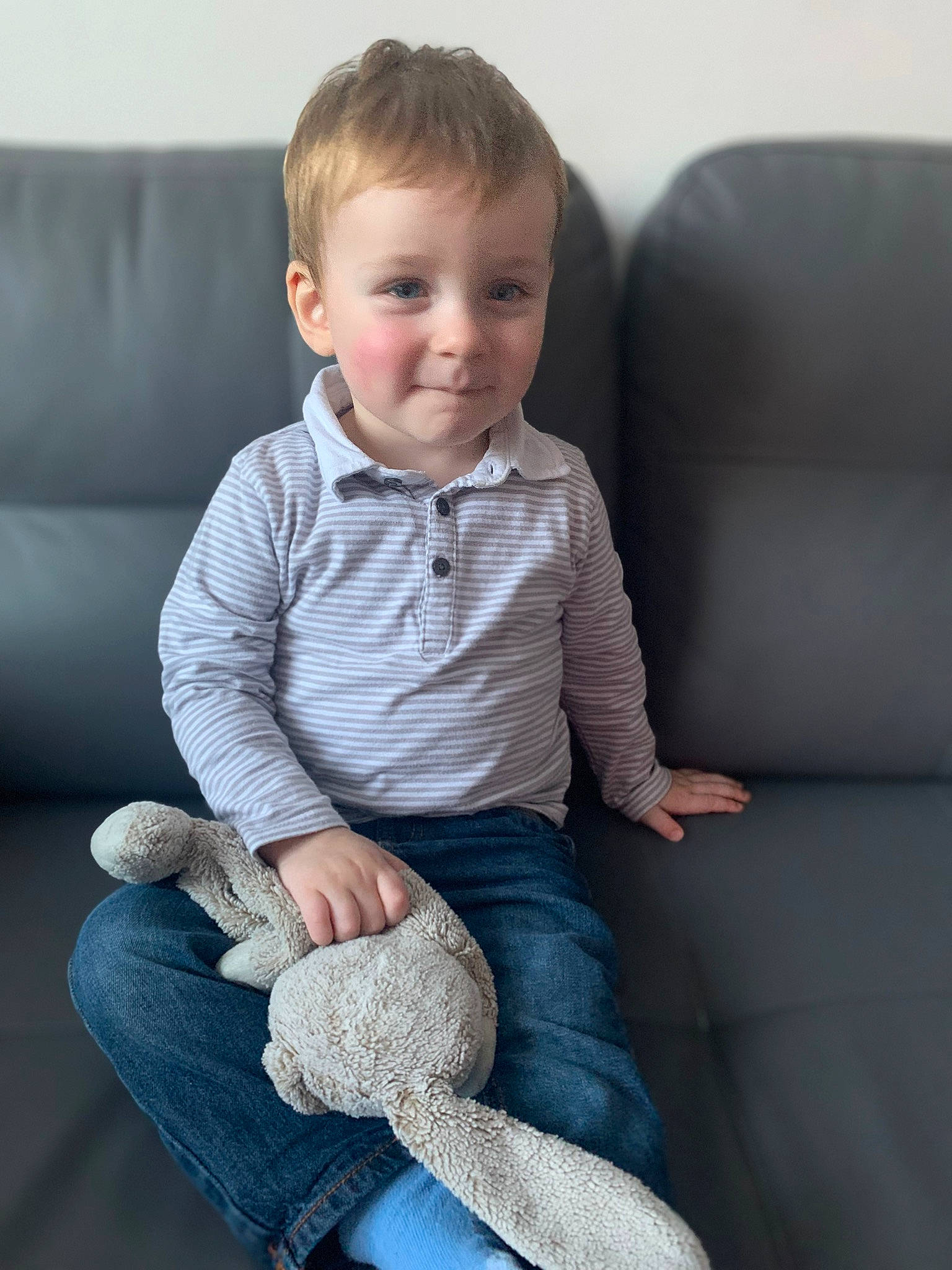 Louis participe au concours pour gagner de l'argent avec cette photo : arm, baby_toddler_clothing, clothing, comfort, eye, face, hair, hairstyle, head, human_body, jeans, joint, joy, knee, leg, neck, person, shoe, shoulder, skin
