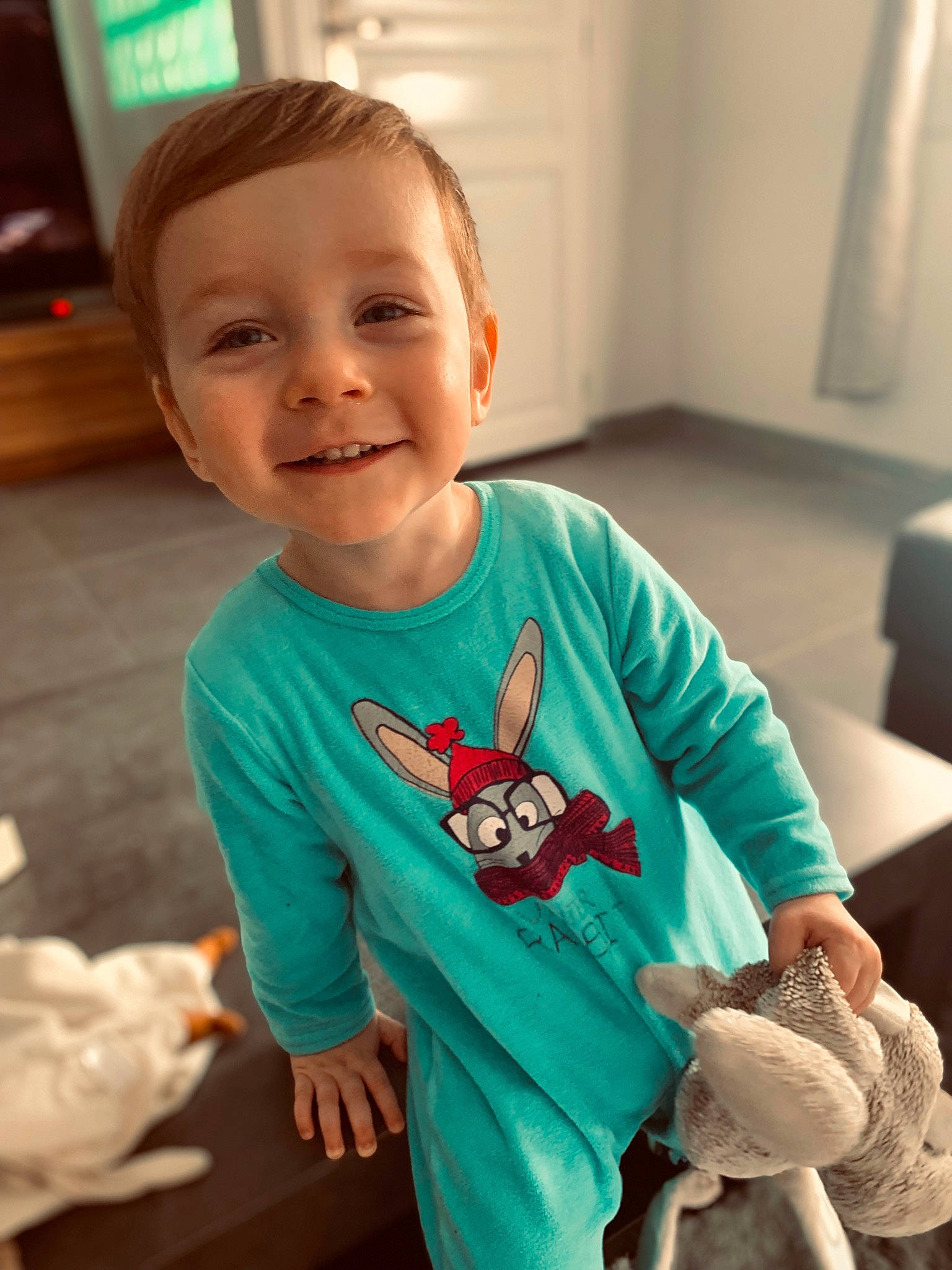 Louis a rejoint le concours — aidez-le/la à gagner de superbes lots ! baby_toddler_clothing, child, eye, face, finger, hairstyle, happy, head, joint, joy, mammal, organ, people, person, shoulder, skin, sleeve, smile, standing, t_shirt