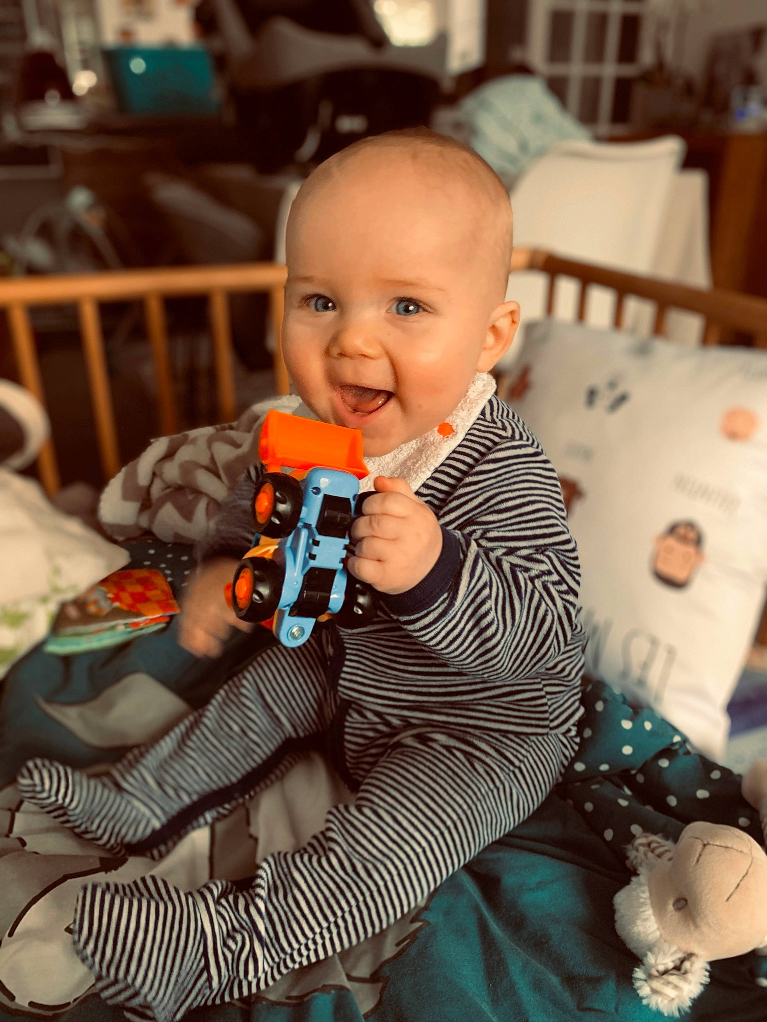 Auguste a rejoint le concours — aidez-le/la à gagner de superbes lots ! baby, baby_toddler_clothing, chair, cheek, child, event, flooring, fun, hairstyle, happy, head, holiday, iris, pattern, person, room, sitting, skin, sleeve, smile