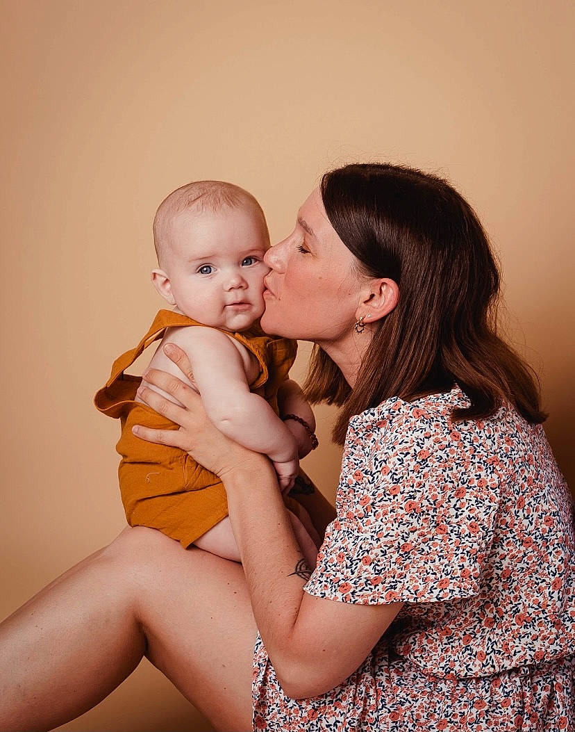 Auguste a rejoint le concours — aidez-le/la à gagner de superbes lots ! arm, baby, child, event, flash_photography, fun, gesture, happy, human_leg, interaction, jewellery, kiss, lip, love, neck, nose, people_in_nature, person, skin, thigh