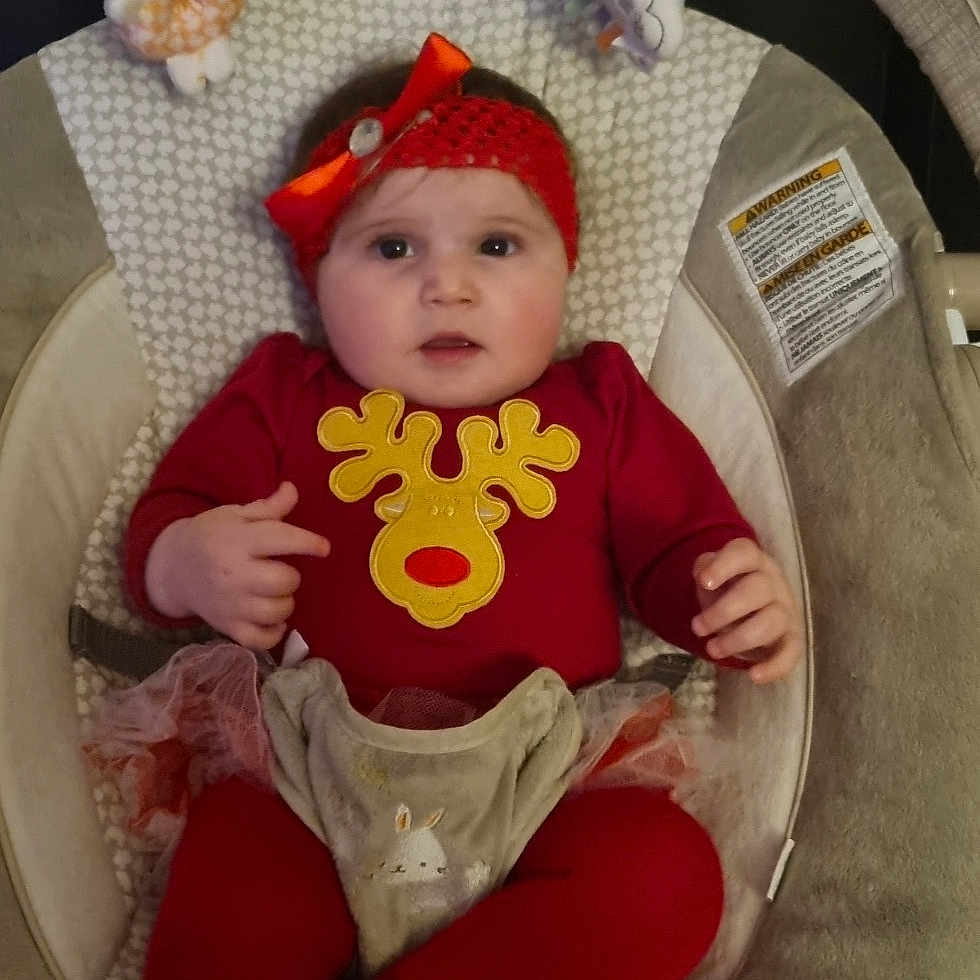 Alyna Aya a rejoint le concours — aidez-le/la à gagner de superbes lots ! baby, baby_toddler_clothing, carmine, chair, cheek, child, christmas_eve, comfort, costume, costume_hat, eye, fictional_character, flooring, fun, headgear, human_body, lap, sitting, toddler, white