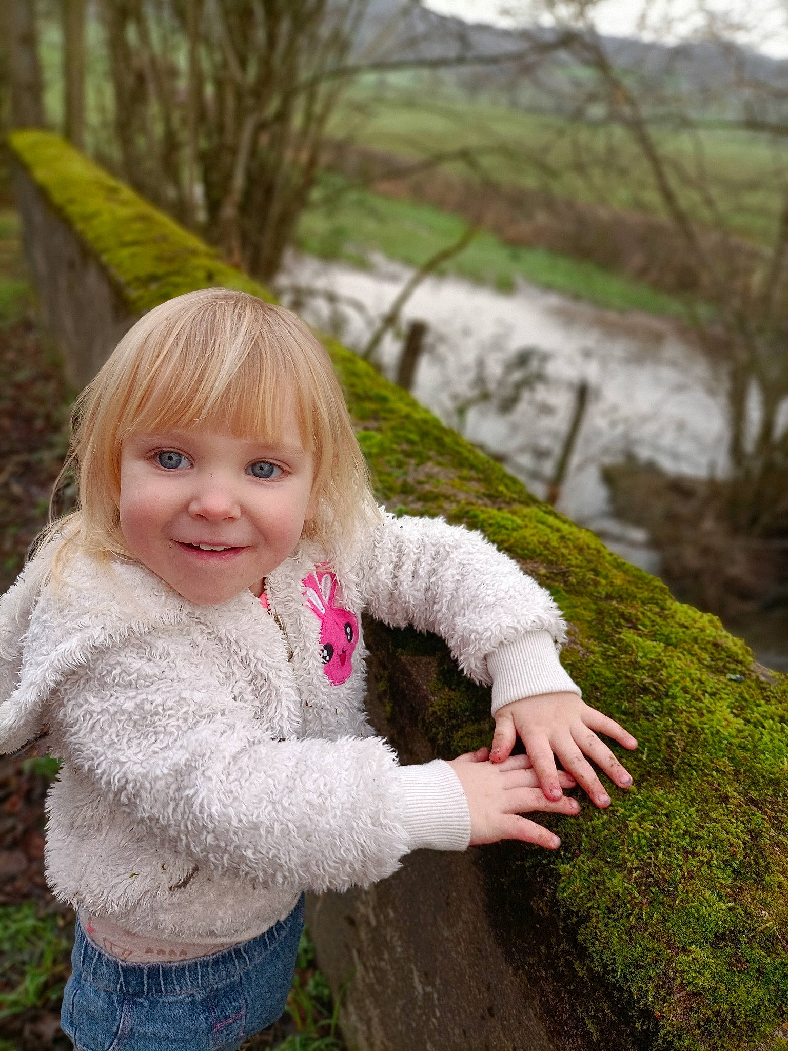 Louna participe au concours pour gagner de l'argent avec cette photo : baby_toddler_clothing, blond, botany, brown_hair, child, grass, hair, hairstyle, happy, iris, joy, leisure, lip, outerwear, people_in_nature, person, plant, skin, smile, toddler