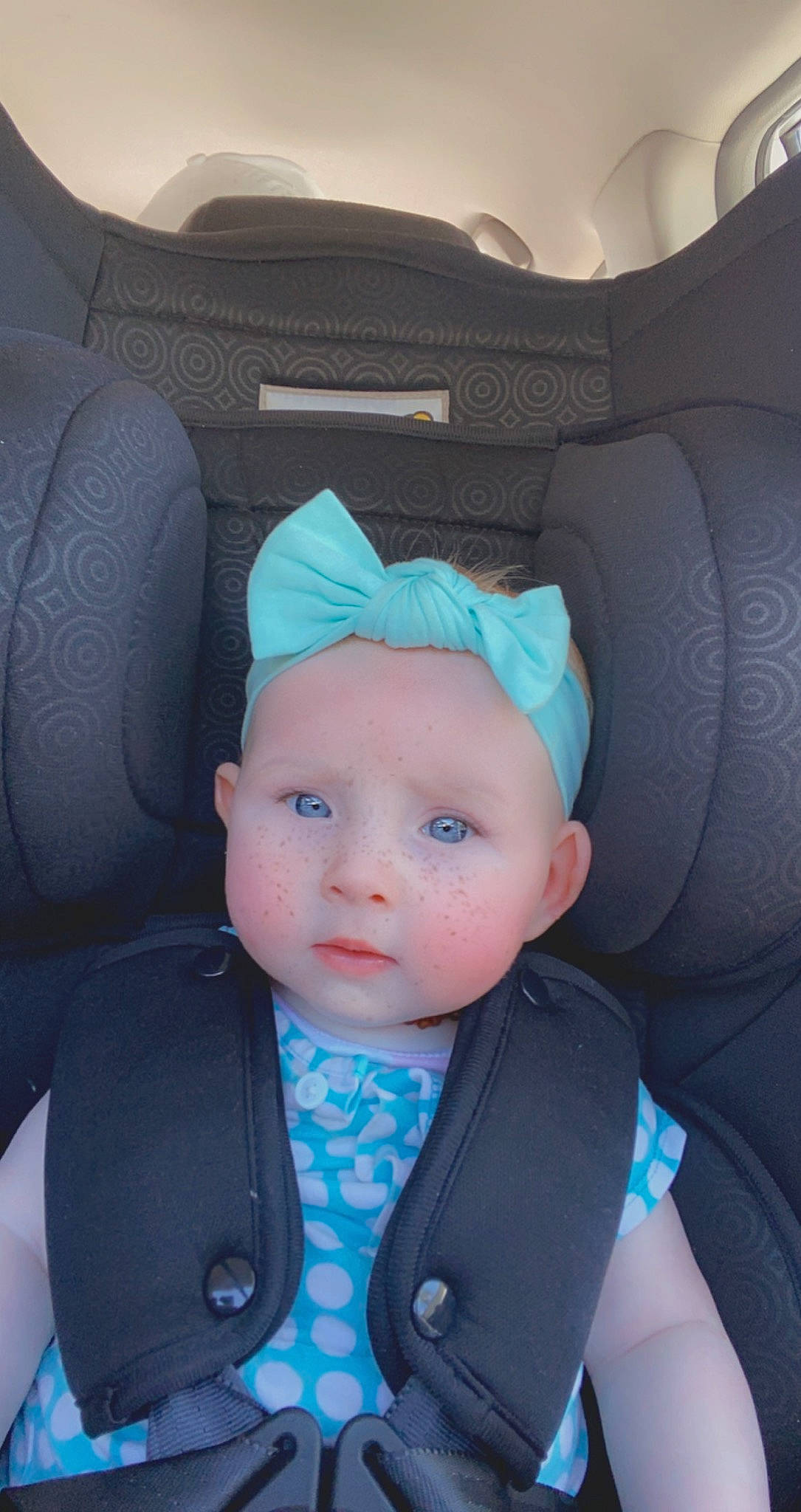 Jaida is registered to the contest to win money with this photo: armrest, automotive_decor, baby, baby_in_car_seat, baby_products, baby_toddler_clothing, car_seat, car_seat_cover, comfort, head_restraint, headwear, person, seat_belt, teal, turquoise