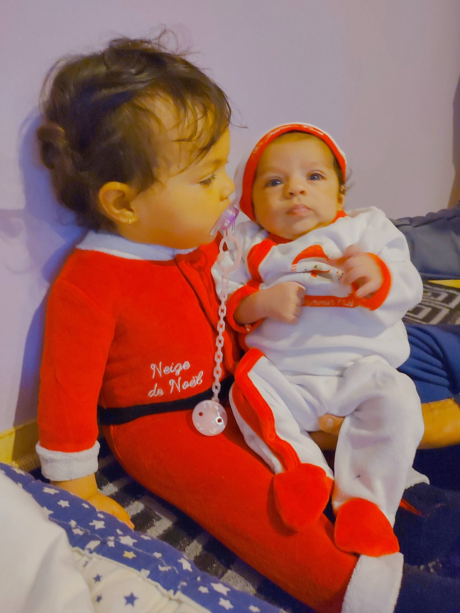 Mohamed participe au concours pour gagner de l'argent avec cette photo : baby, baby_toddler_clothing, cheek, child, comfort, eye, facial_expression, flooring, fun, gesture, happy, human_body, orange, person, sitting, skin, sleeve, standing, t_shirt, toddler