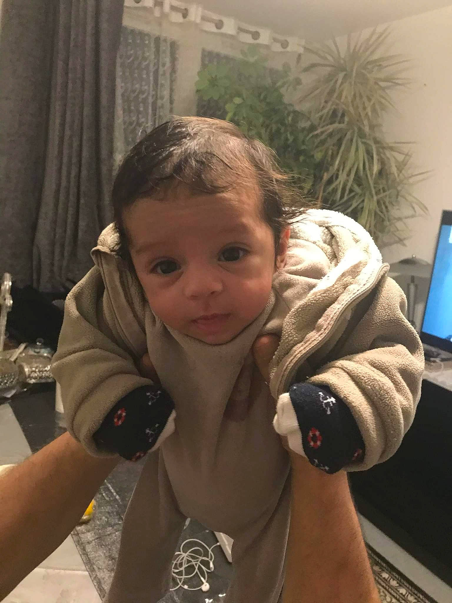 Mohamed a rejoint le concours — aidez-le/la à gagner de superbes lots ! arm, baby, chair, cheek, comfort, communication_device, curtain, eyelash, finger, fun, gesture, hand, happy, iris, mouth, muscle, person, shoulder, skin, thumb