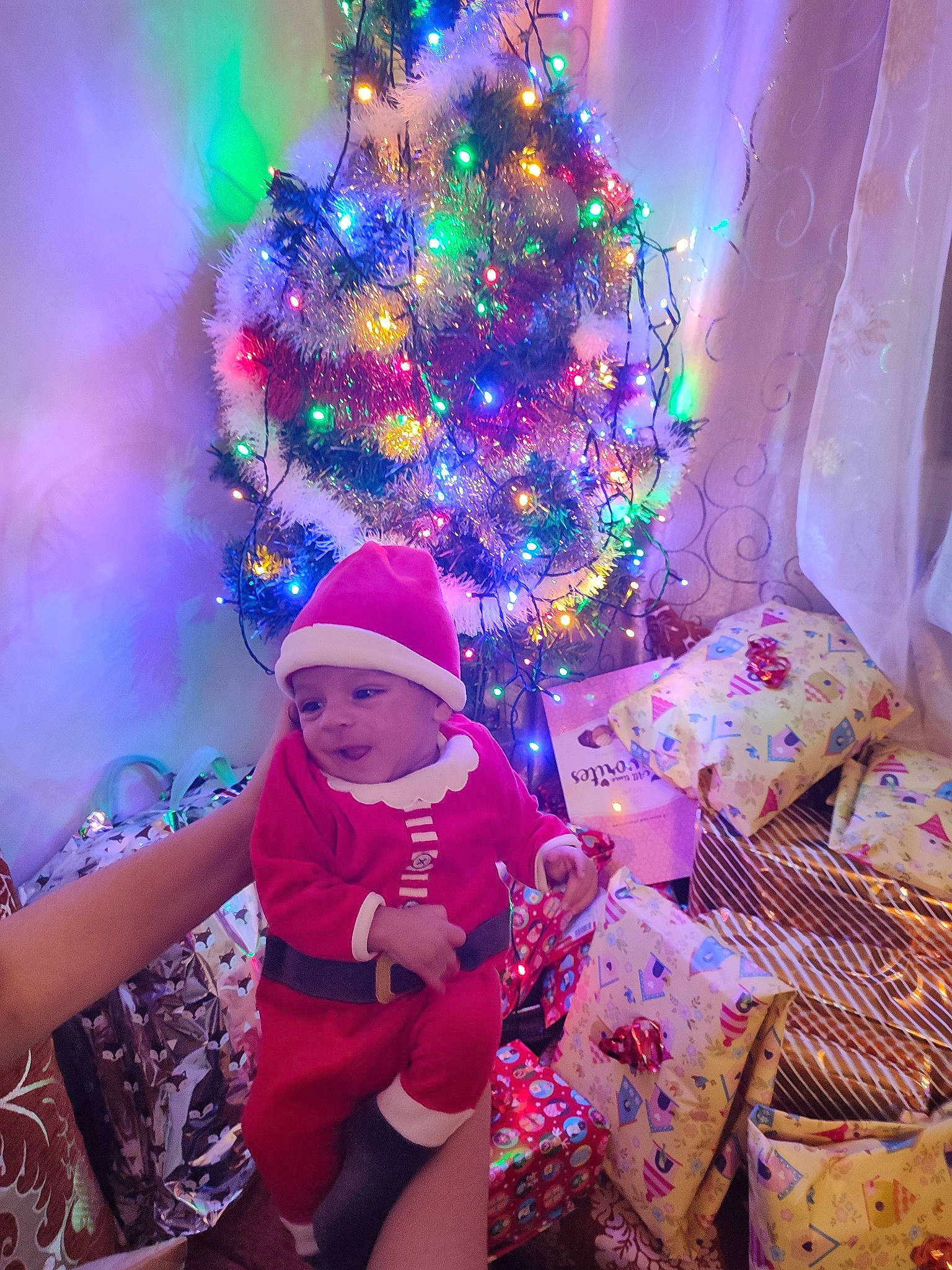 Mohamed participe au concours pour gagner de l'argent avec cette photo : baby_toddler_clothing, christmas, christmas_decoration, christmas_ornament, christmas_tree, event, evergreen, fun, happy, hat, headwear, holiday, holiday_ornament, lap, magenta, ornament, person, pink, plant, purple