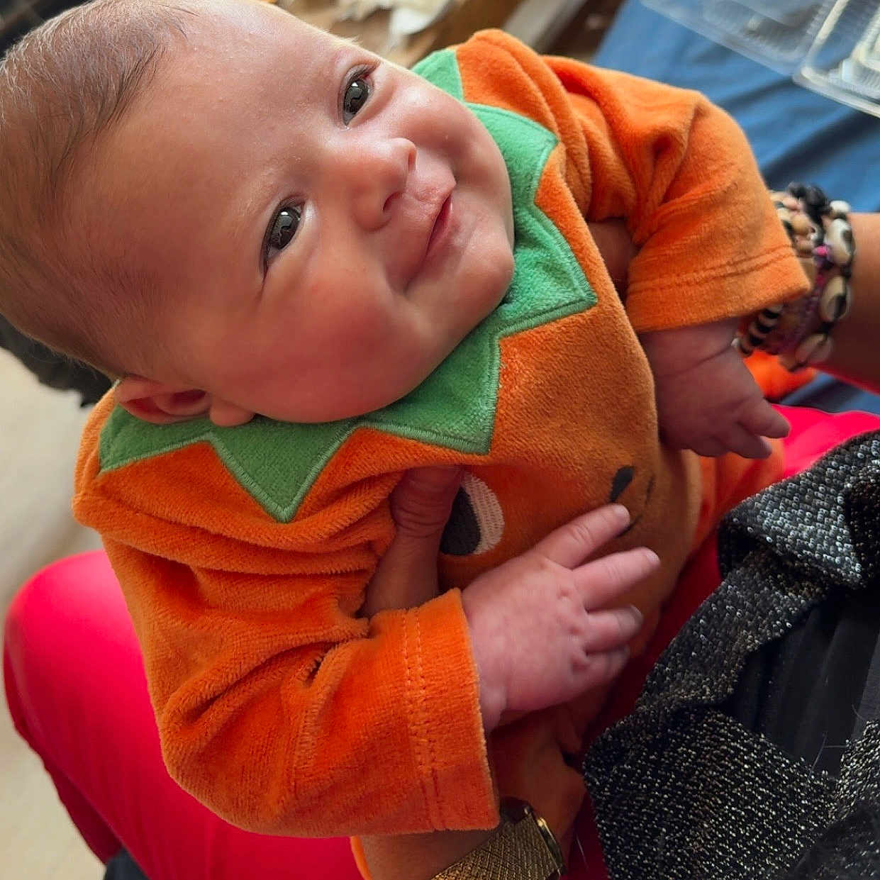 Keyliah a rejoint le concours — aidez-le/la à gagner de superbes lots ! adult, apparel, baby, child, closeup, cute, face, green_accent, hands, happy, holding, indoor, infant, joy, orange_clothing, person, portrait, skin, smiling, soft_light