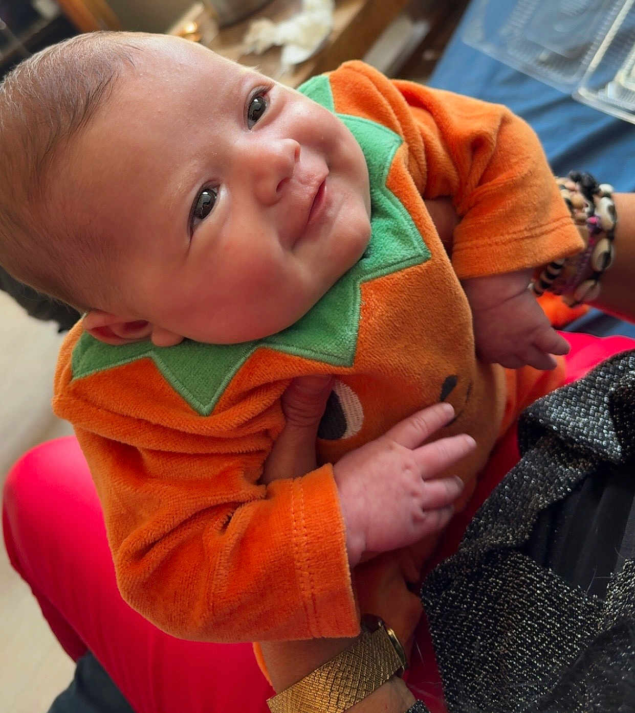 Keyliah a rejoint le concours — aidez-le/la à gagner de superbes lots ! baby, infant, child, smiling, orange_clothing, green_accent, hands, adult, closeup, face, cute, portrait, indoor, soft_light, holding, joy, happy, skin, person, apparel