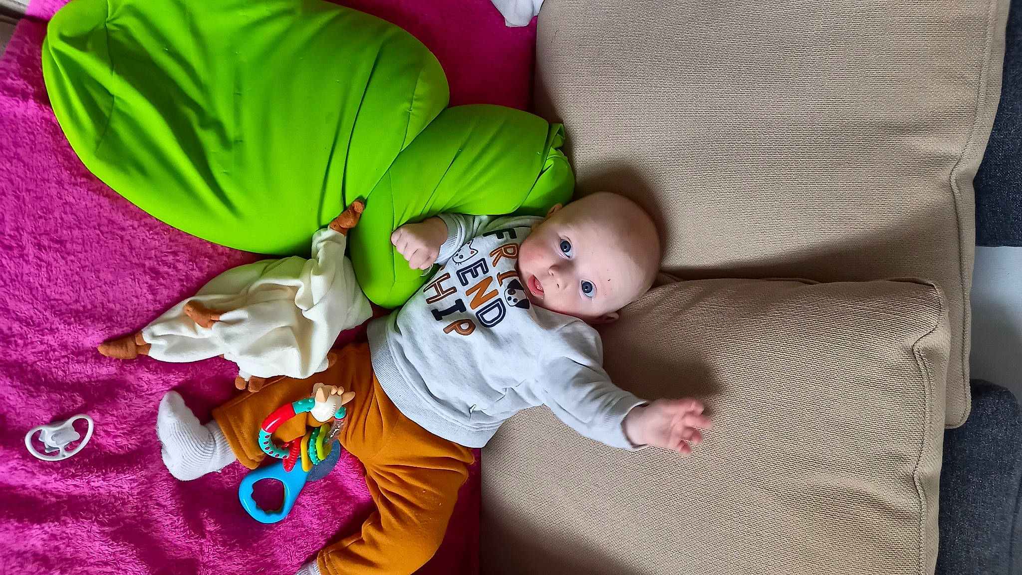 Célyan a rejoint le concours — aidez-le/la à gagner de superbes lots ! baby, baby_products, baby_safety, baby_toddler_clothing, bedtime, child, comfort, fun, grass, happy, linens, magenta, nap, person, room, sitting, sleep, sleeve, textile, toddler