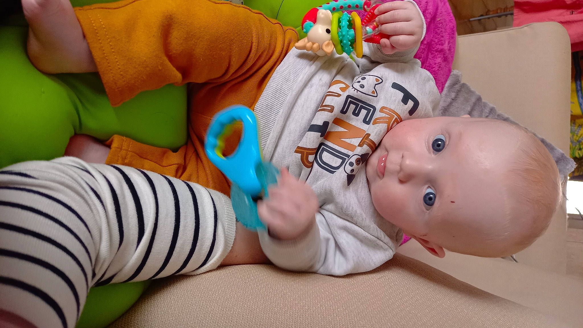 Célyan a rejoint le concours — aidez-le/la à gagner de superbes lots ! baby, baby_products, baby_toddler_clothing, baby_toys, child, comfort, finger, foot, fun, happy, nail, person, product, room, sitting, skin, stuffed_toy, textile, thigh, toddler