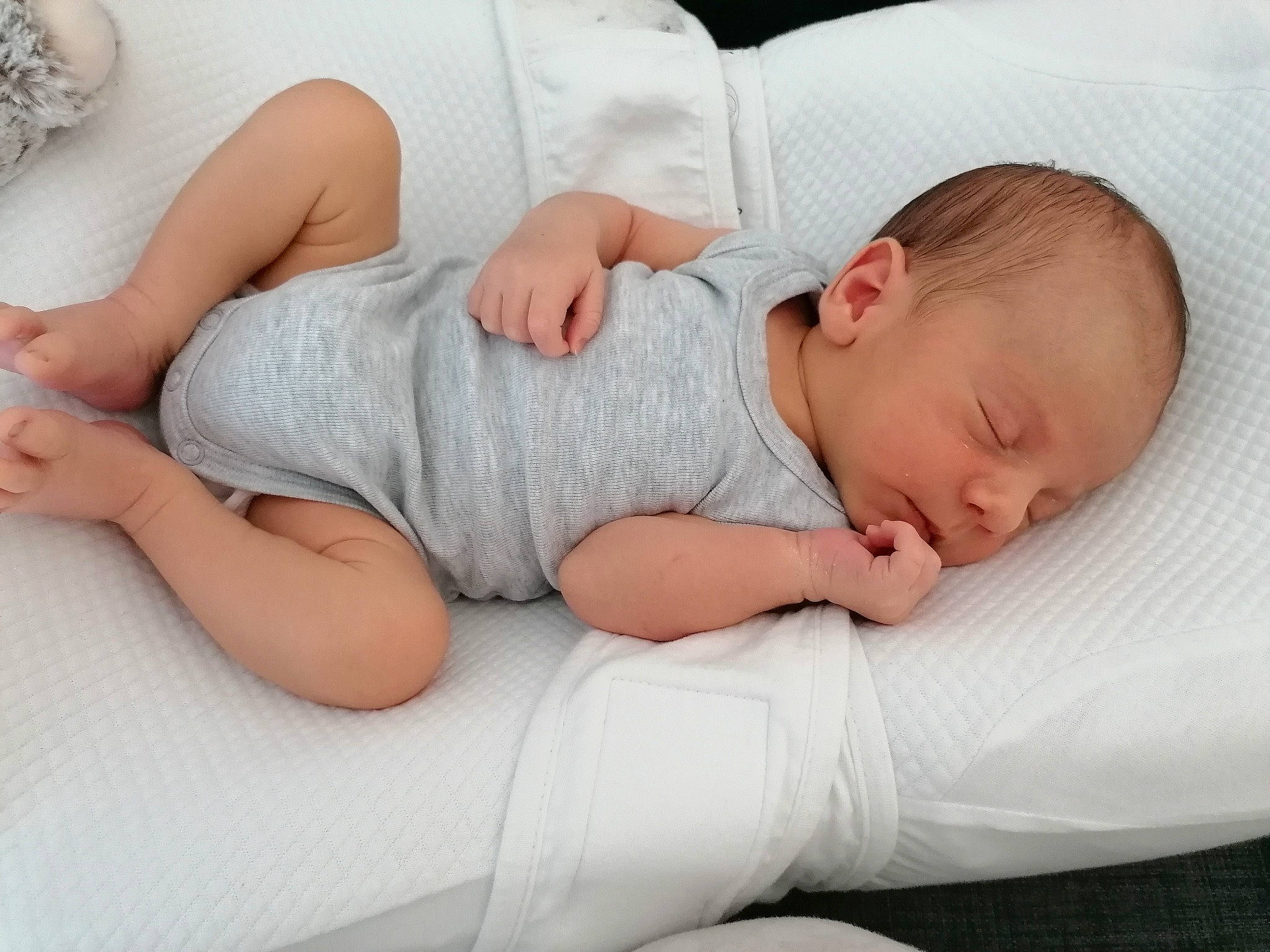 Léon participe au concours pour gagner de l'argent avec cette photo : baby, baby_sleeping, baby_toddler_clothing, bedding, child, comfort, elbow, facial_expression, finger, human_body, human_leg, knee, linens, neck, pattern, person, skin, sleeve, thigh, toddler