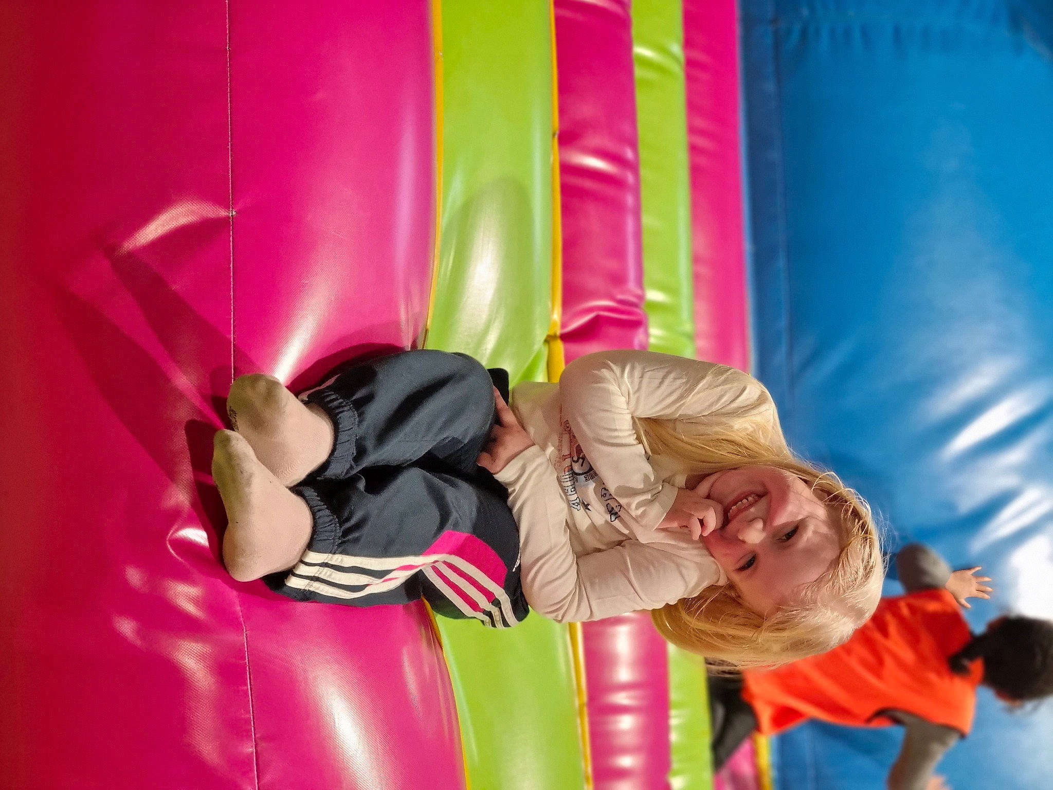 Moly a rejoint le concours — aidez-le/la à gagner de superbes lots ! bounce_house, comfort, fun, happy, inflatable, joy, leisure, magenta, outdoor_play_equipment, person, pink, play, playground, recreation, room, sitting, smile, thigh, toddler