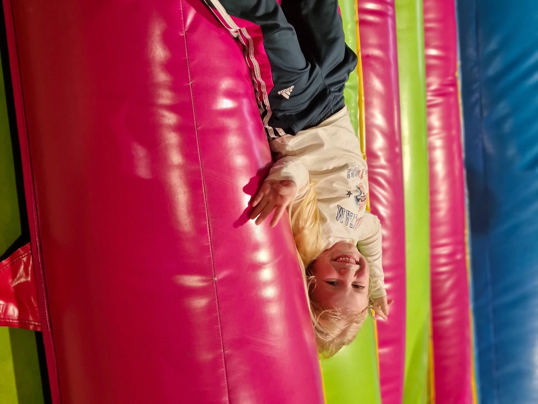 Moly participe au concours pour gagner de l'argent avec cette photo : bounce_house, chute, competition, event, fun, human_leg, inflatable, joy, leisure, magenta, person, pink, playground, recreation, red, shorts, sports, thigh, tree