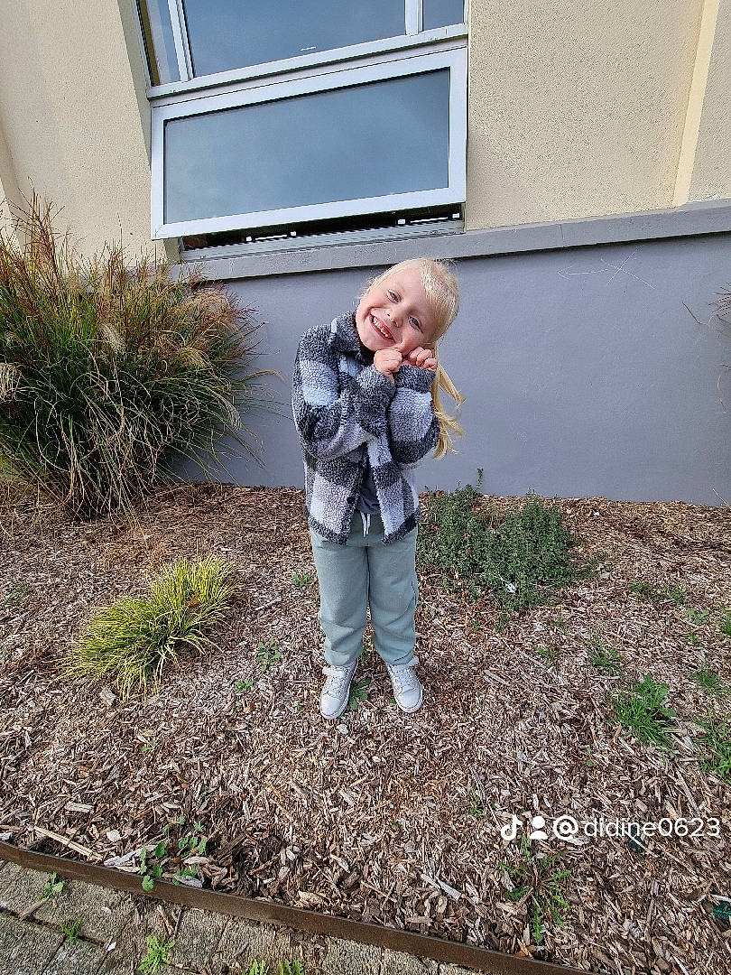 Moly participe au concours pour gagner de l'argent avec cette photo : asphalt, baby, garden, grass, groundcover, house, joy, landscape, landscaping, lawn, leaf, people_in_nature, person, plant, road_surface, shrub, smile, soil, toddler, tree