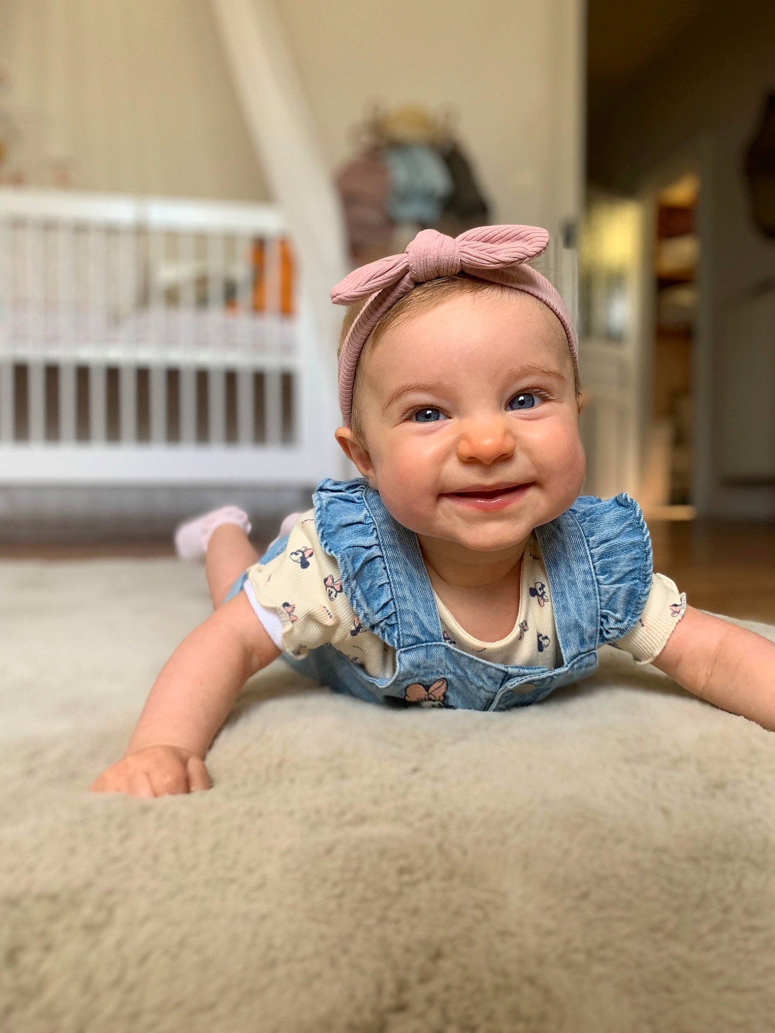 Maryjane a rejoint le concours — aidez-le/la à gagner de superbes lots ! art, barefoot, cheek, child, figurine, finger, floor, flooring, foot, fun, gesture, happy, human_leg, joy, leisure, person, sitting, sleeve, smile, thumb