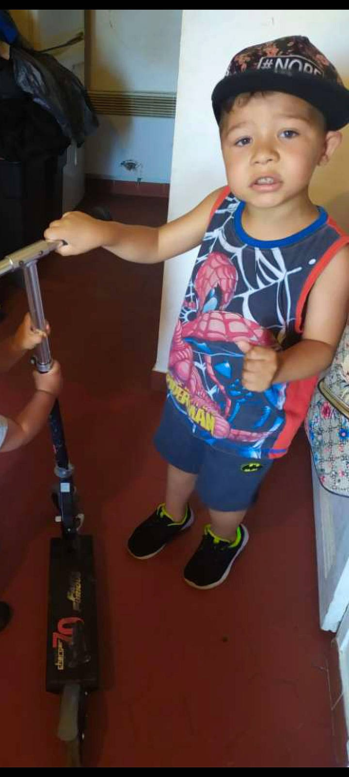 Evan a rejoint le concours — aidez-le/la à gagner de superbes lots ! baby_toddler_clothing, child, elbow, electric_blue, finger, flip_flops, foot, fun, hand, happy, headwear, human_leg, joint, knee, leg, leisure, person, sandal, shoulder, thigh