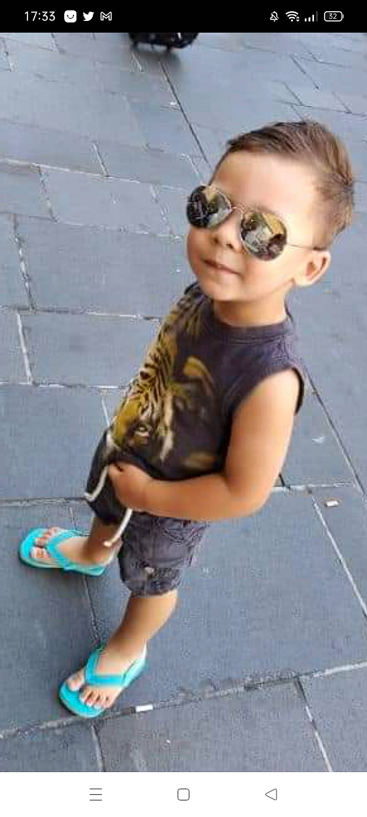 Evan participe au concours pour gagner de l'argent avec cette photo : asphalt, blue, cool, eye, eyewear, face, glasses, goggles, happy, head, joint, person, photograph, road_surface, shoe, sleeve, snapshot, street_fashion, sunglasses, thigh