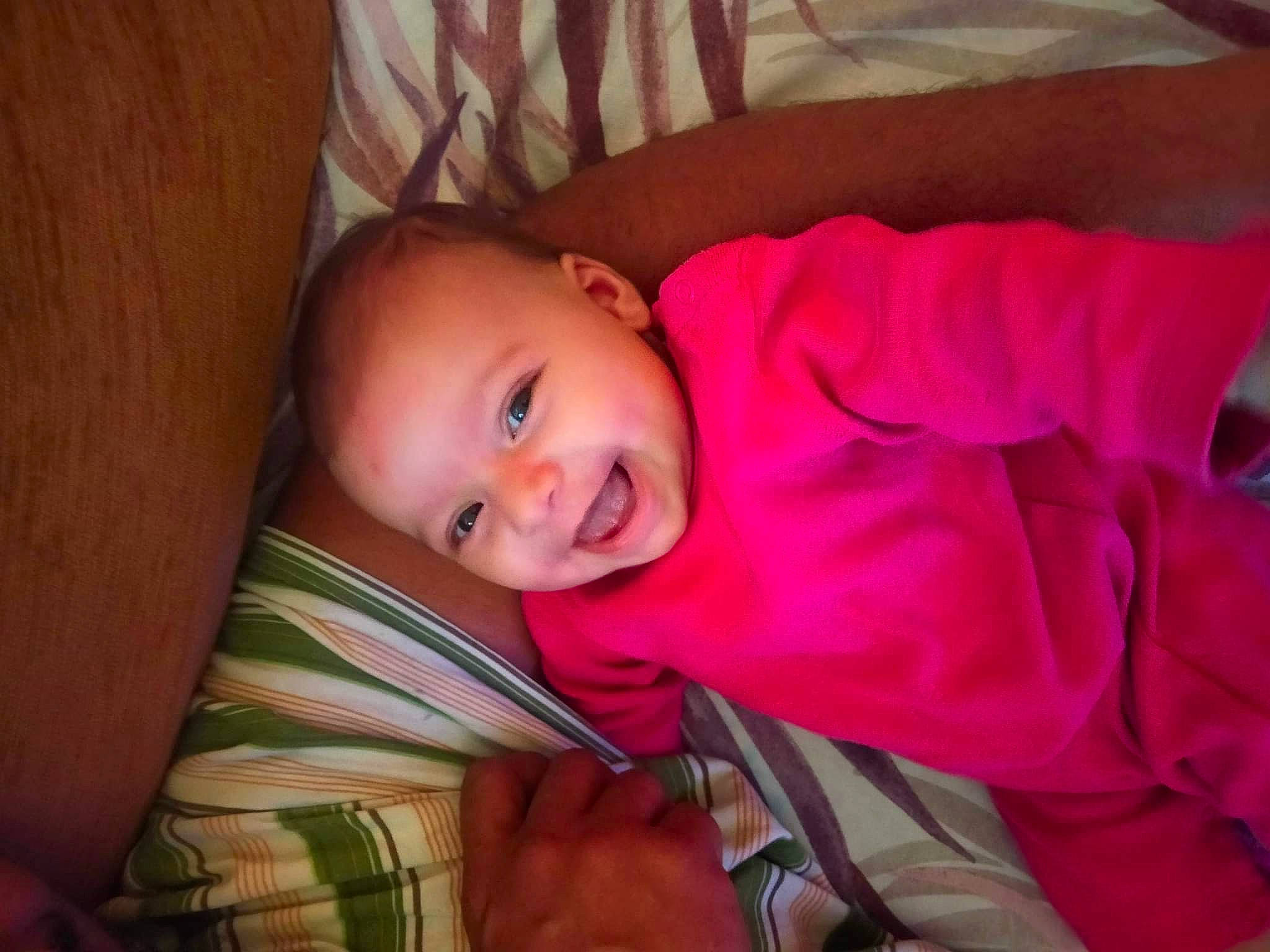 Lyséis participe au concours pour gagner de l'argent avec cette photo : baby, baby_toddler_clothing, cheek, child, chin, comfort, eyebrow, facial_expression, fun, iris, joy, lip, mouth, neck, nose, person, sitting, skin, sleeve, smile