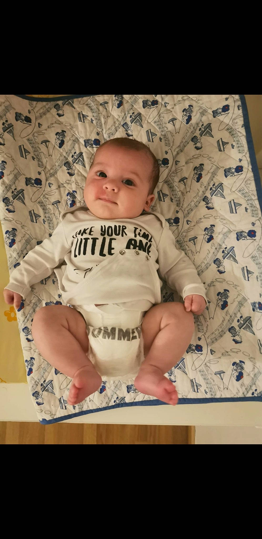 Kilyan a rejoint le concours — aidez-le/la à gagner de superbes lots ! baby, baby_toddler_clothing, cheek, clothing, comfort, eye, finger, happy, iris, mouth, pattern, person, pink, product, skin, sleeve, smile, stomach, t_shirt, textile