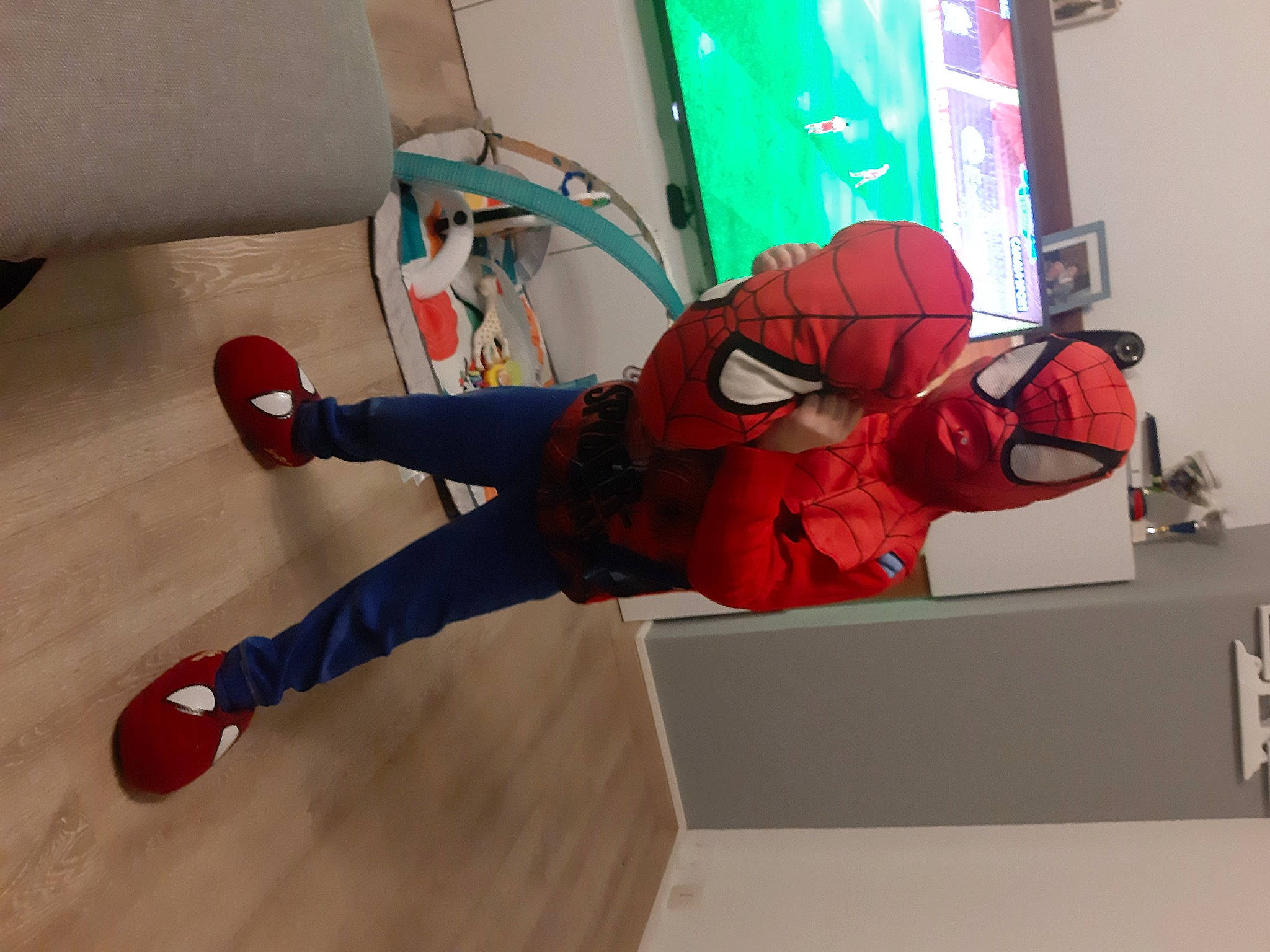 Nolann participe au concours pour gagner de l'argent avec cette photo : action_figure, animation, art, avengers, carmine, costume, fiction, fictional_character, flooring, fun, hardwood, hero, human_leg, iron_man, machine, spider_man, toy, visual_arts, wood, wood_flooring