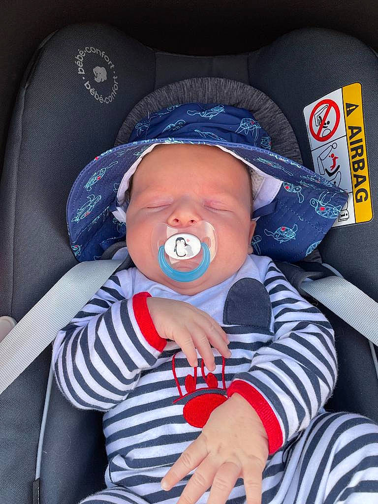 Hugo a rejoint le concours — aidez-le/la à gagner de superbes lots ! baby, baby_in_car_seat, baby_products, baby_safety, baby_sleeping, baby_toddler_clothing, blue, car_seat, child, clothing, comfort, cool, electric_blue, fun, hat, pattern, person, sleeve, sun_hat, toddler
