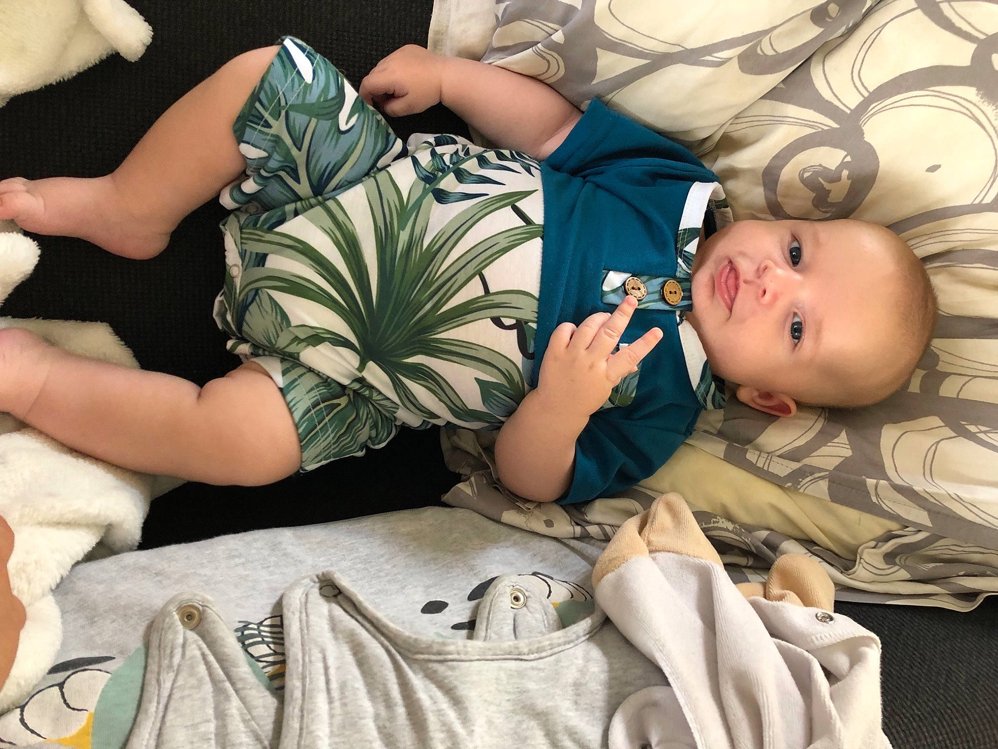 Hugo participe au concours pour gagner de l'argent avec cette photo : beauty, child, comfort, cool, couch, fashion, finger, glasses, happy, hat, headgear, human_body, leg, linens, pattern, person, product, sitting, textile, thigh