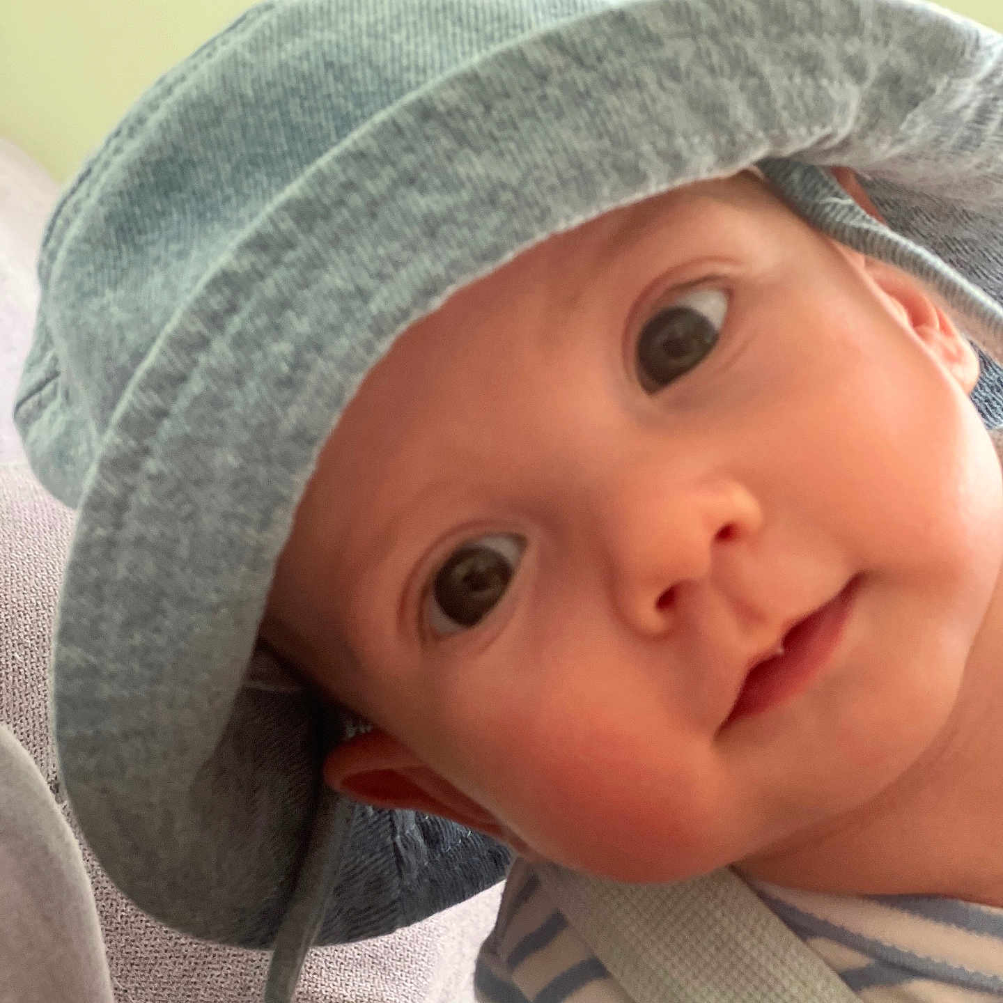 Lucas a rejoint le concours — aidez-le/la à gagner de superbes lots ! apparel, baby, blue_hat, child, closeup, cute, eyes, face, hat, head_tilt, indoors, infant, looking_at_camera, person, portrait, skin, smile, soft_light, striped_clothing, young_child