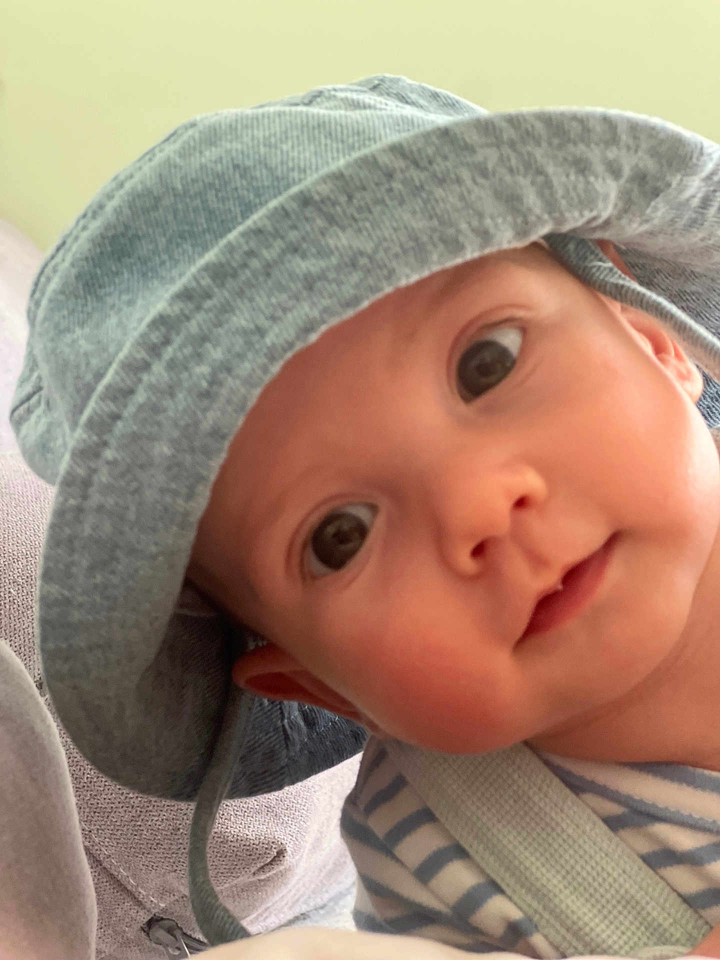 Lucas a rejoint le concours — aidez-le/la à gagner de superbes lots ! baby, infant, face, hat, blue_hat, striped_clothing, closeup, portrait, cute, child, smile, looking_at_camera, indoors, soft_light, head_tilt, young_child, skin, eyes, person, apparel