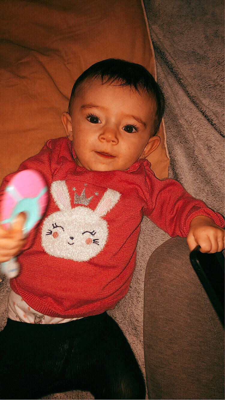 Eva participe au concours pour gagner de l'argent avec cette photo : baby, baby_toddler_clothing, cheek, chin, comfort, finger, happy, head, human_body, iris, linens, lip, neck, nose, organ, person, skin, sleeve, textile, toddler