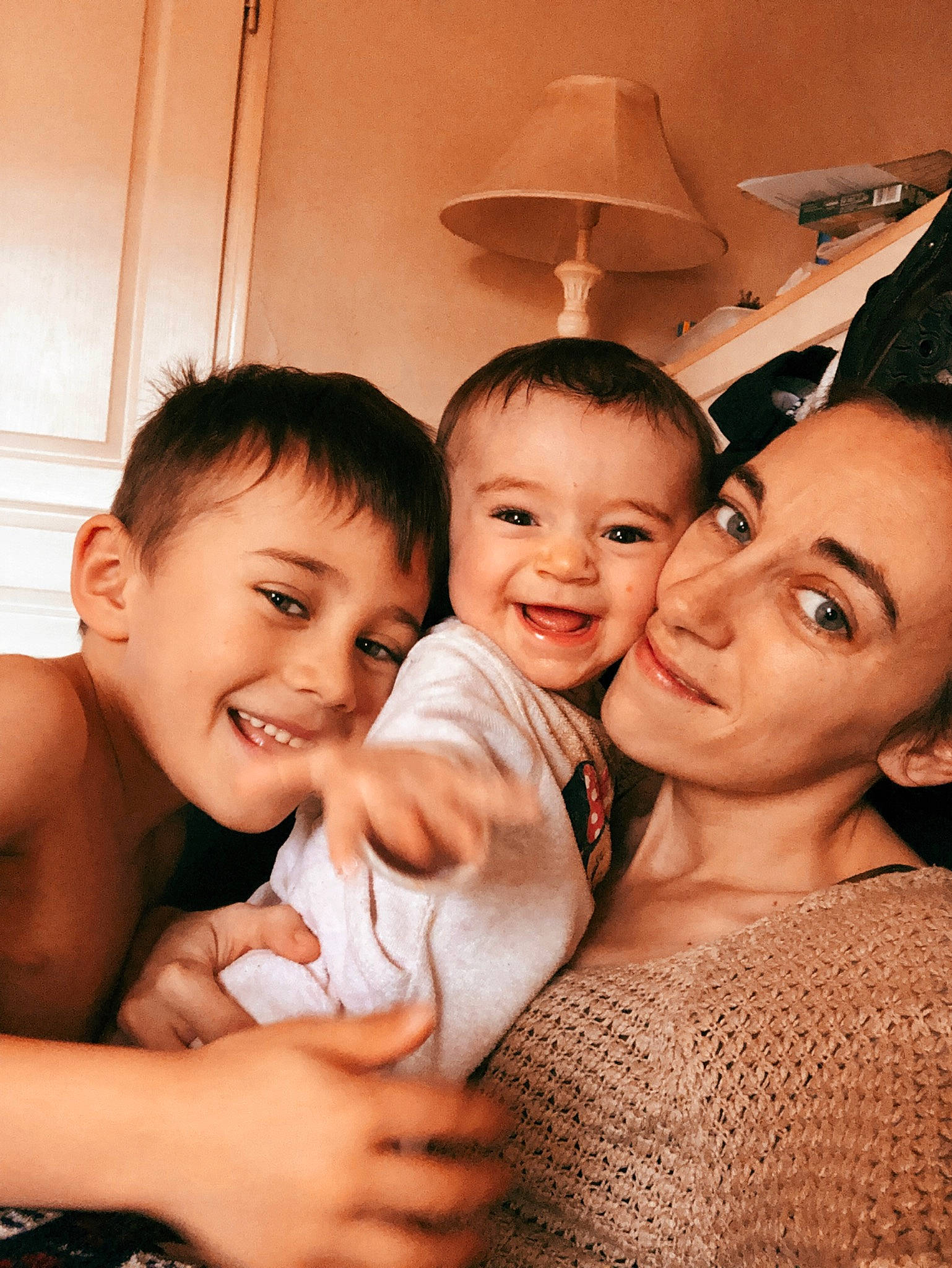 Eva a rejoint le concours — aidez-le/la à gagner de superbes lots ! arm, beauty, child, chin, event, face, flash_photography, friendship, fun, gesture, happy, human_body, iris, joy, lamp, nose, person, shoulder, skin, smile