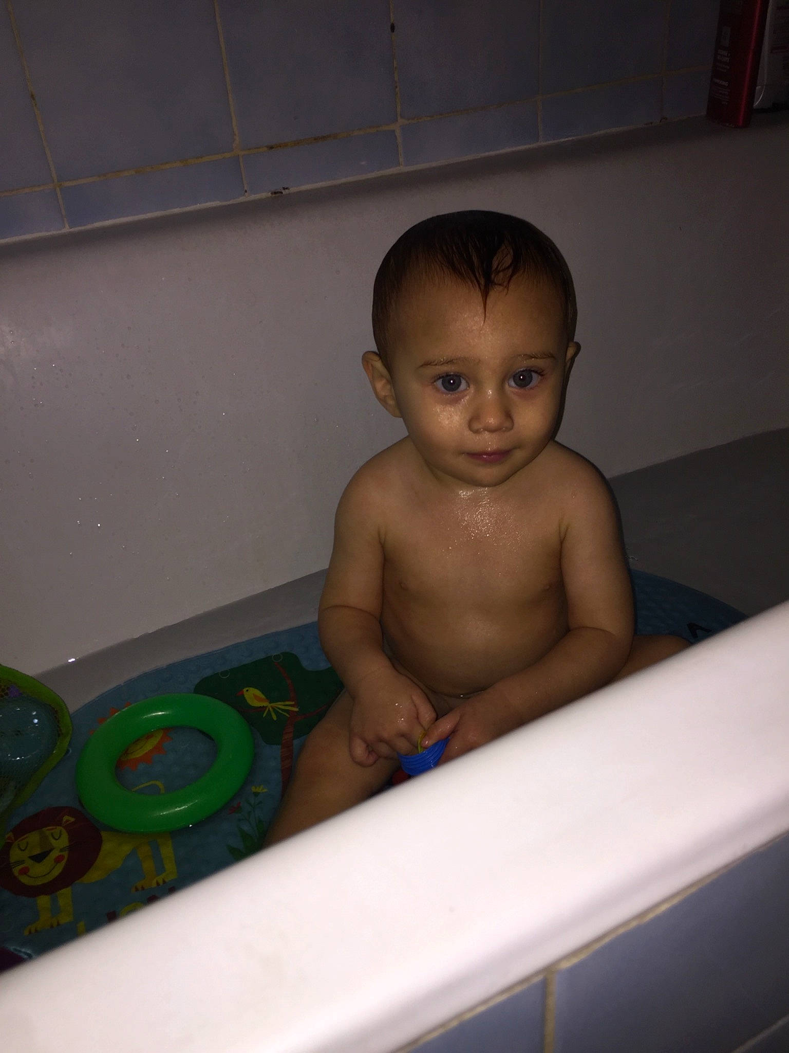 Emilio a rejoint le concours — aidez-le/la à gagner de superbes lots ! arm, bathing, boy, chest, child, eye, fun, girl, infant, person, skin, smile, toddler