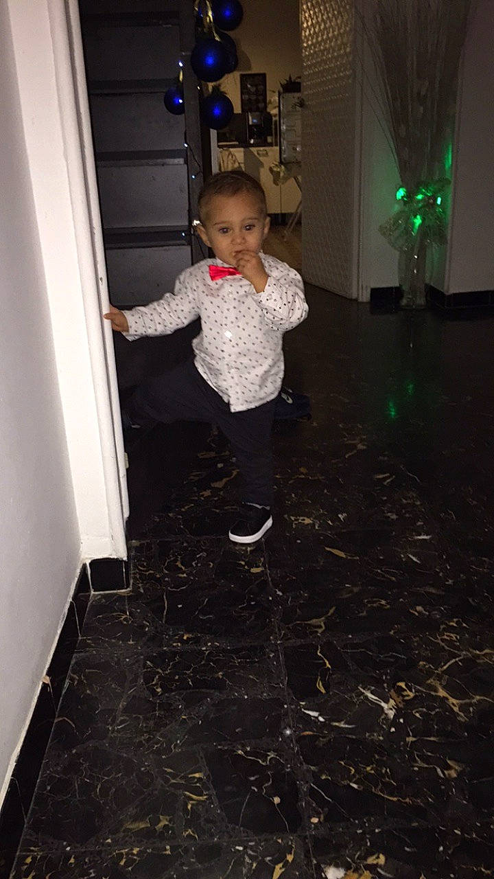 Emilio a rejoint le concours — aidez-le/la à gagner de superbes lots ! day, dress, floor, flooring, fun, girl, lighting, person, product, room