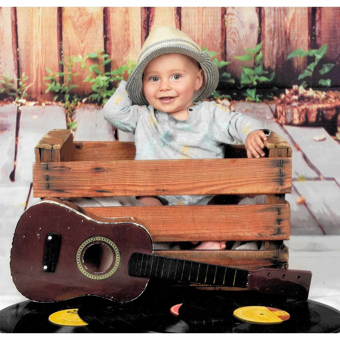 Lorenzo participe au concours pour gagner de l'argent avec cette photo : baby, background, child, cozy, cute, decor, guitar, happy, hat, indoor, music, plants, portrait, sitting, smiling, toy, vintage, vinyl_records, wooden_crate, wooden_floor