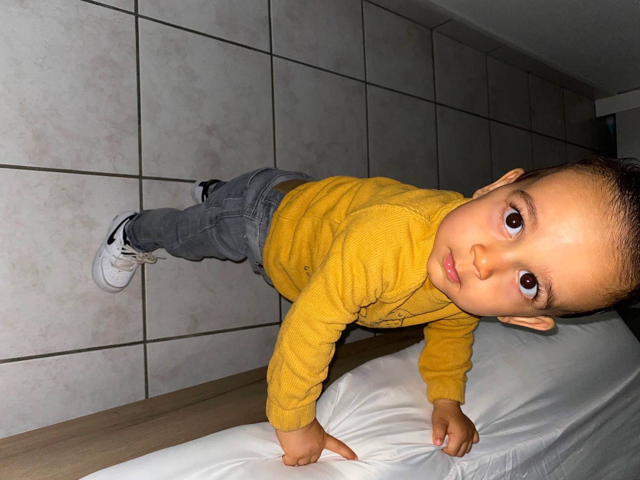 Zéphir a rejoint le concours — aidez-le/la à gagner de superbes lots ! baby, baby_toddler_clothing, cheek, child, comfort, elbow, flash_photography, floor, flooring, foot, fun, happy, human_leg, knee, person, sitting, sleeve, t_shirt, textile, thumb