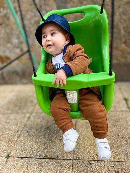 Lucas a rejoint le concours — aidez-le/la à gagner de superbes lots ! baby, baby_toddler_clothing, city, comfort, eye, face, fun, grass, green, happy, headwear, leisure, outerwear, people_in_nature, person, public_space, recreation, sitting, sleeve, sneakers