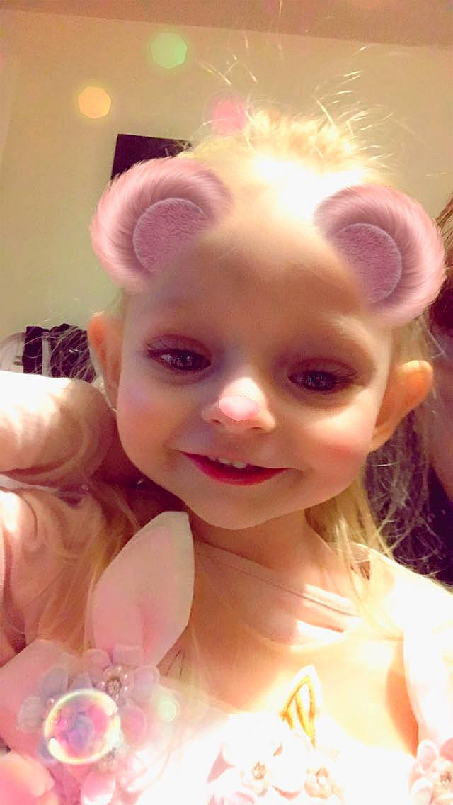 Milana a rejoint le concours — aidez-le/la à gagner de superbes lots ! baby, blond, cheek, child_model, eyebrow, eyelash, fawn, finger, forehead, gesture, hair_accessory, iris, joy, lip, makeover, nail, organ, person, pink, selfie