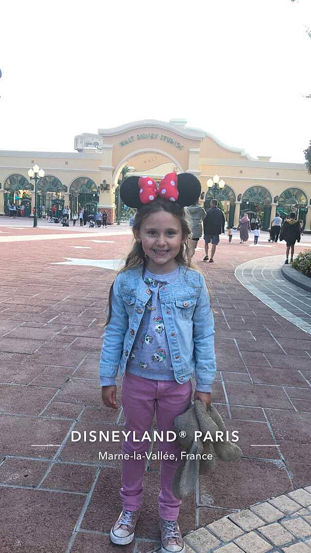 Lou participe au concours pour gagner de l'argent avec cette photo : arch, child_model, costume_accessory, denim, joy, magenta, pattern, person, photography, pink, purple, sidewalk, sleeve, snapshot, standing, street_fashion, sweatpant, temple, travel, walkway