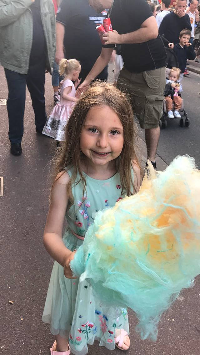 Lou participe au concours pour gagner de l'argent avec cette photo : arm, baby_toddler_clothing, blurred, child, clothing, cotton_candy, day_dress, dessert, joy, kakigori, party_supply, person, toddler