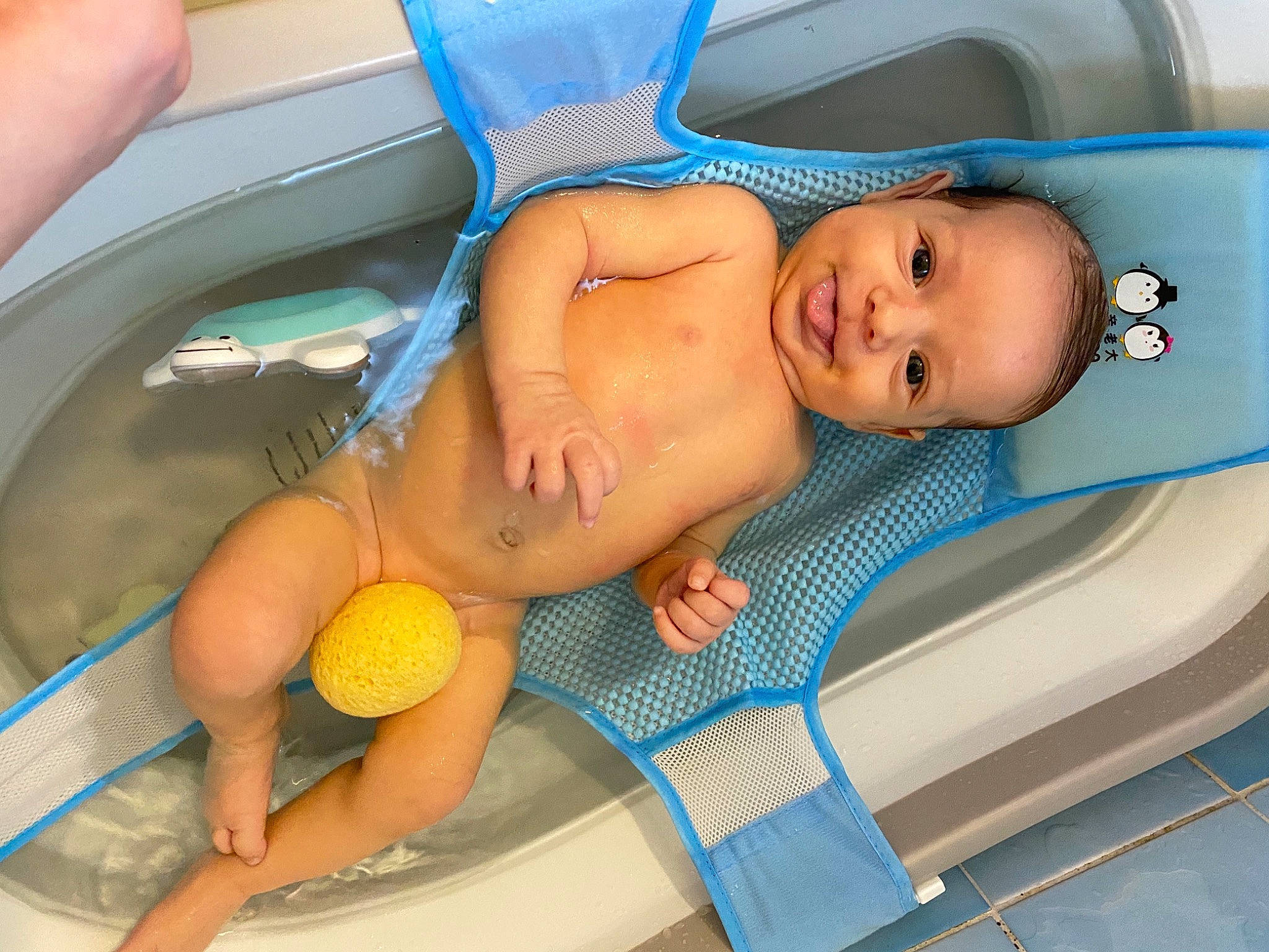 Noâm participe au concours pour gagner de l'argent avec cette photo : abdomen, aqua, azure, baby, baby_bathing, baby_products, baby_toddler_clothing, bathing, blue, child, comfort, finger, fluid, foot, joy, nail, person, product, skin, stomach