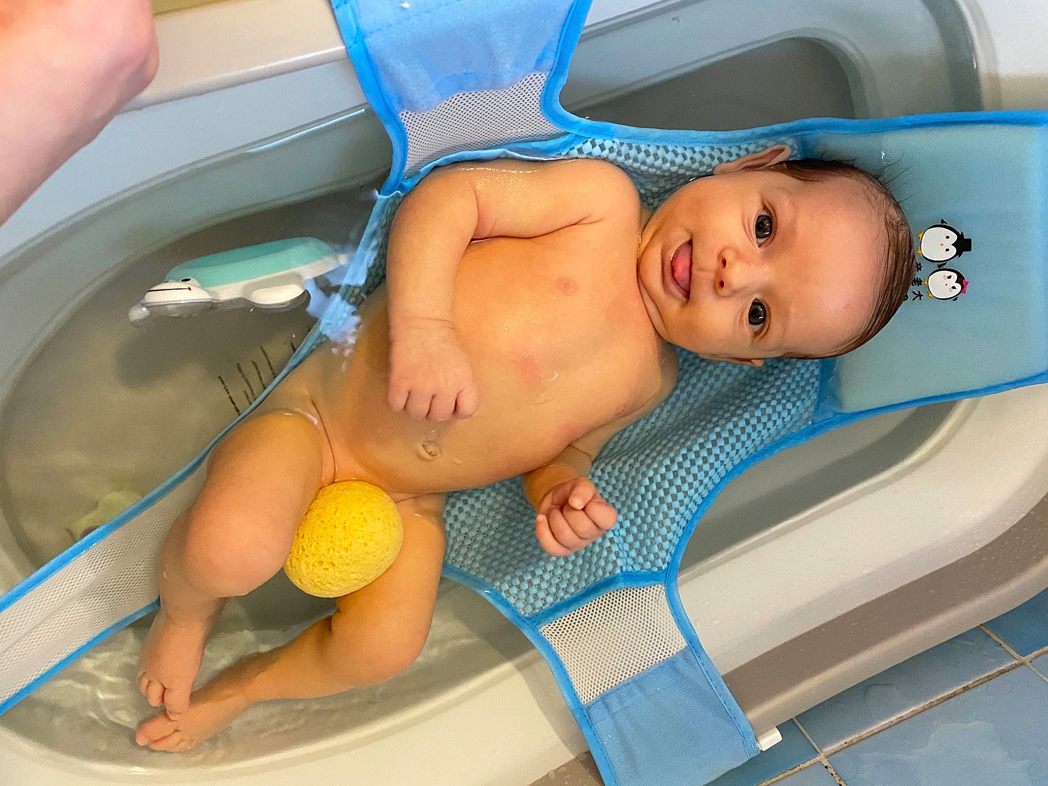 Noâm a rejoint le concours — aidez-le/la à gagner de superbes lots ! aqua, azure, baby, baby_bathing, baby_products, baby_toddler_clothing, bathing, blue, child, comfort, finger, fluid, foot, nail, person, plastic, product, skin, stomach, toddler