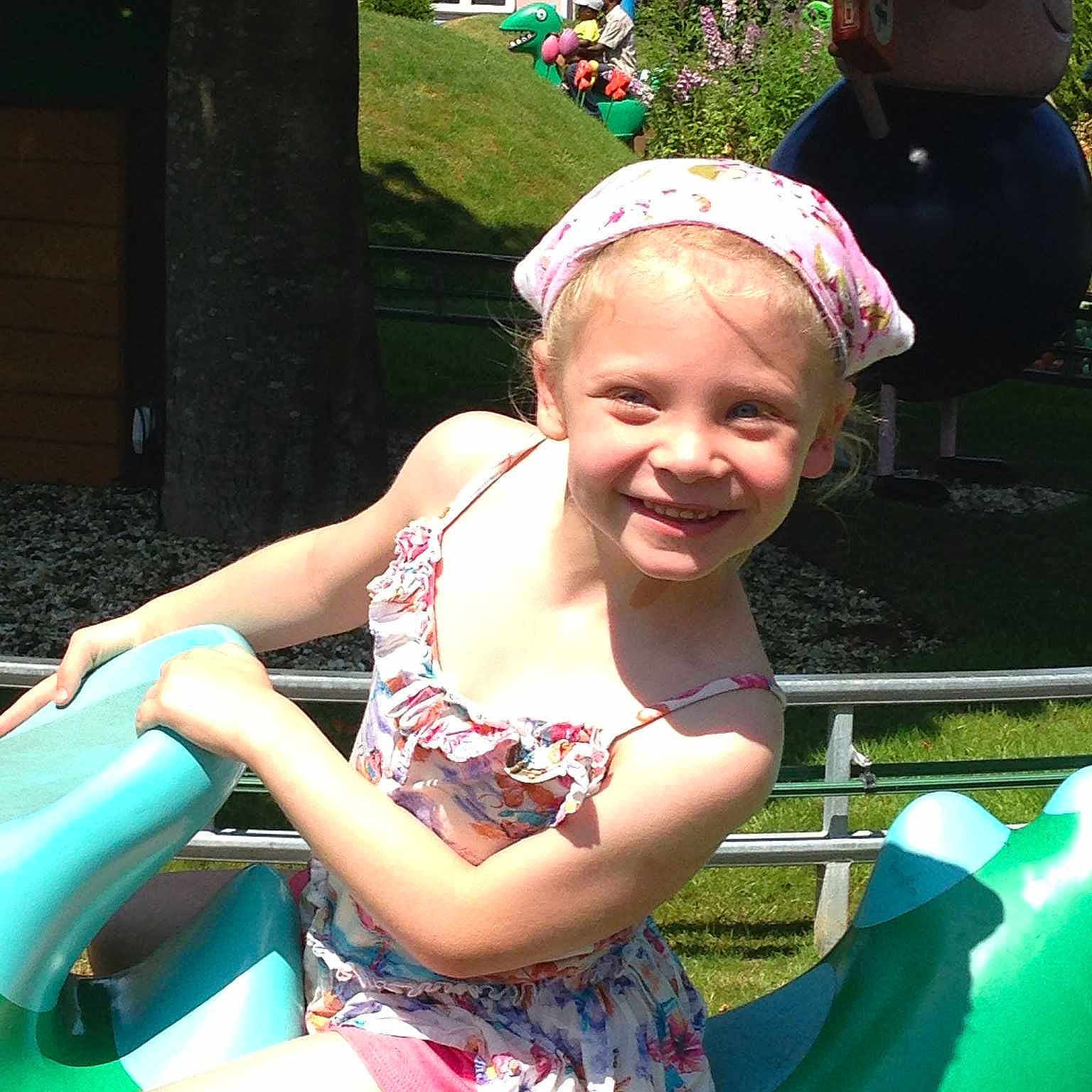 Emma-Leigh is registered to the contest to win money with this photo: