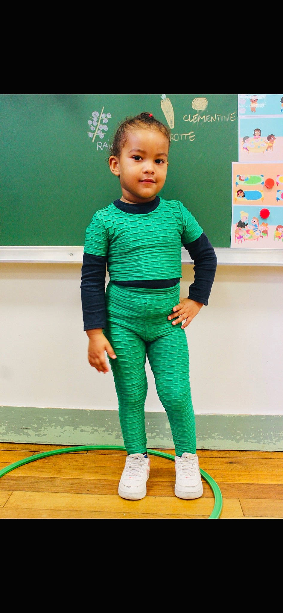Romane participe au concours pour gagner de l'argent avec cette photo : azure, baby_toddler_clothing, child, class, electric_blue, entertainment, fashion_design, flooring, fun, green, happy, joy, knee, performing_arts, person, play, room, sleeve, sportswear, t_shirt